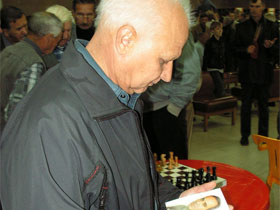 Шахматист с открыткой Каспарова. Фото Александра Брагина