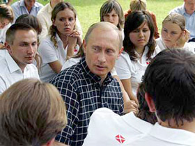 Путин и члены движения "Наши". Фото с сайта lenta.ru (c)