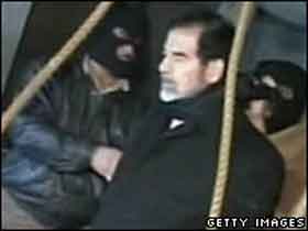 Саддам на виселице. Фото с сайта ВВС.