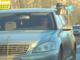 Автомобиль "мерседес" с мигалкой. Фото с сайта steer.ru
