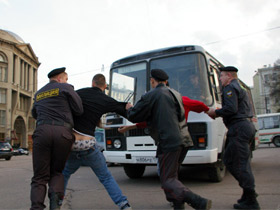 Задержание участников пикета 11 апреля против милицейского беспредела. Фото: Станислав Решетнев, Собкор®ru