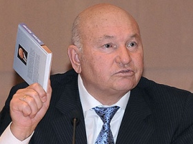 Юрий Лужков и книга. Фото: http://www.interfax.ru