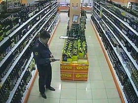 Денис Евсюков в супермаркете "Остров", фото http://www.chas-daily.com/