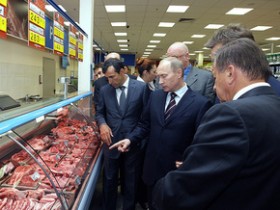 Владимир Путин в магазеине "Перекресток". Фото с официального сайта правительства.
