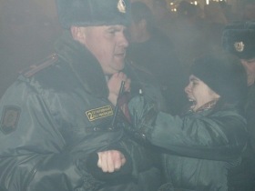 Задержание майором из 2-го оперативного полка Москвы девушки на "Митинге несогласных" 31 октября 2009 года. Фото с сайта daylife.com