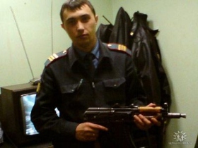 Милиционер Андрей Додонов позирует с оружием. Фото: nr2.ru