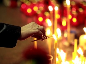 Свечи в память о погибших в московском метро. Фото с сайта daylife.com