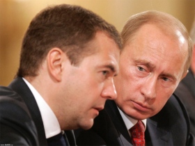 Дмитрий Медведев и Владимир Путин. Фото с сайта www.samosoboj.ru