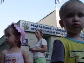 Дети у задания бывшего детского сада, фото с сайта detivsad.ru