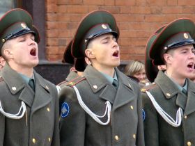 Поют солдаты, фото Виктора Надеждина, Каспаров.Ru