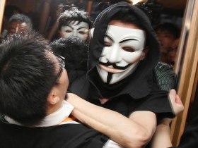 Протестующие в масках. Фото с сайта a-s-ivanov.ru