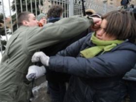 Александр Босых избивает художницу Таисию Круговых. Фото: www.rbc.ru.