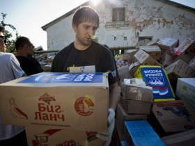 Наклейки "Единой Росси" на гуманитарной помощи. Фото: Владимир Кулаков