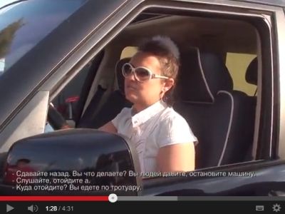 Кадр с видеозаписи: жена главы управы Марьино против активистов "Стопхам".