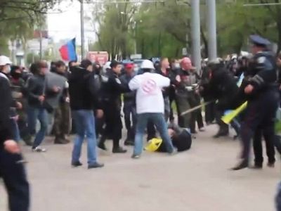 В Донецке избили участников марша за единую Украину (youtube)