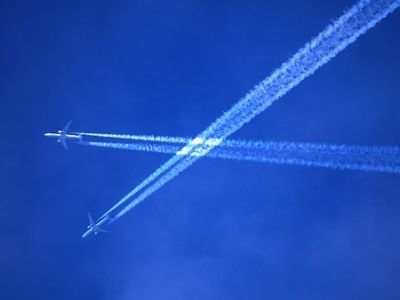 Самолеты в небе. Фото: allkipr.ru