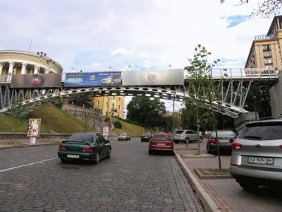 Пешеходный мост на ул. Институтской в Киеве. Фото: pressmedia.com.ua