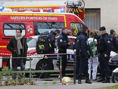 На месте убийства в Париже,  7.01. Фото Reuters, источник -http://www.kommersant.ru/gallery/2644007#id=1107768