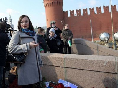 Наталья Пелевина на Немцовом мосту. Источник - https://www.facebook.com/otvtp