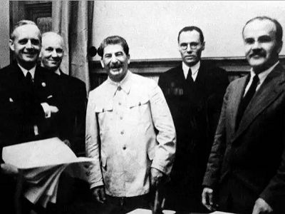 Риббентроп, Сталин, Молотов в Кремле 23 августа 1939 г. Фото: dw.com