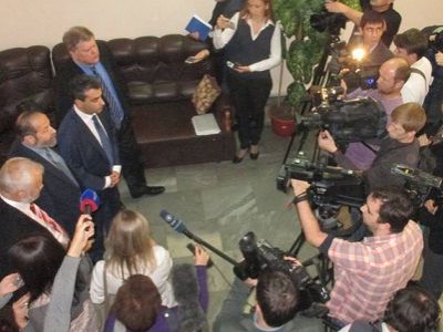 Лев Шлосберг и его коллеги по "Яблоку" на пресс-конференции после заседания. Фото: facebook.com/artemenko.galina