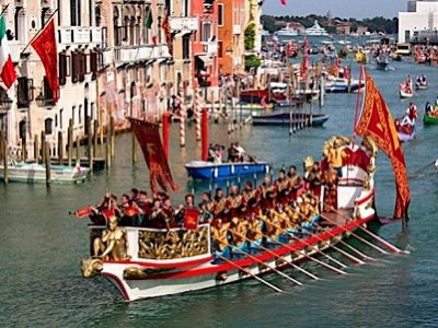 Венеция, галера со старинным флагом республики. Источник - vashsudak.com