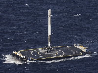 Посадка первой ступени ракеты "Фалькон" на морскую платформу. Источник - unian.net