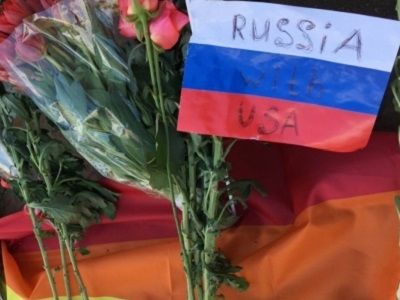 Цветы у генконсульства США в Петербурге в память о трагедии в Орландо, 13.6.16. Фото: nevnov.ru