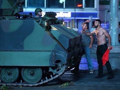 Эрдоганисты останавливают танк, Стамбул, 16.7.16. Источник - www.periodicoelnuevomundo.com