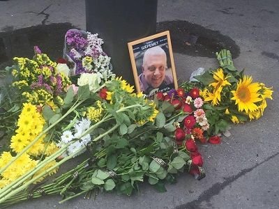 Цветы на месте гибели Павла Шеремета. Публикуется в www.facebook.com/ayder.muzhdabaev
