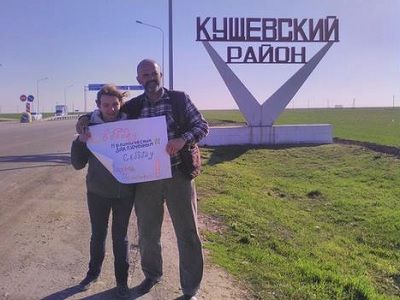 Активисты Нина Соловьева и Виктор Чириков с плакатом. Фото: facebook.com