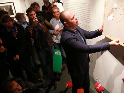 Член ОП Антон Цветков на выставке в центре братьев Люмьер. Источник - gazeta.ru Член ОП Антон Цветков на выставке в центре братьев Люмьер. Источник - gazeta.ru