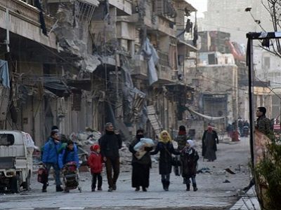 Жители в разрушенном Алеппо. Фото: SANA