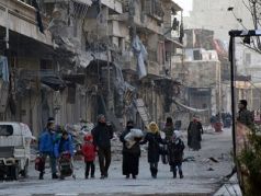 Жители в разрушенном Алеппо. Фото: SANA