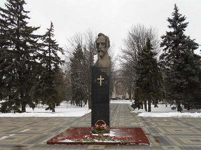 Памятник Феликсу Дзержинскомк с крестом. Фото: twitter.com/lusine_djanyan