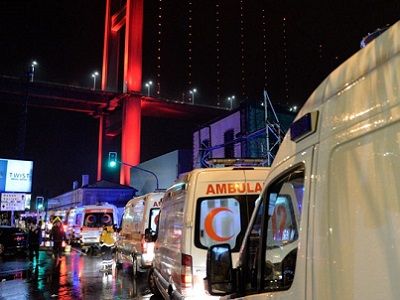 Машины "скорой помощи" после теракта в ночном клубе "Рейна", Стамбул, 1.1.17. Фото: aljazeera.com