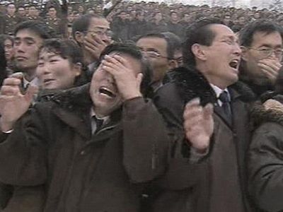 Жителям КНДР, не соблюдавшим траур по Ким Чен Иру, грозит полгода тюрьмы. Фото: obozrevatel.com