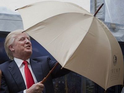 Д.Трамп с зонтиком. Источник - metro.us