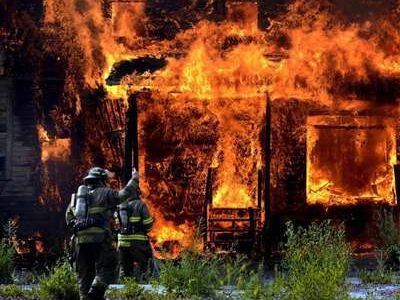 Силовики сожгли дом. Фото: lentachel.ru