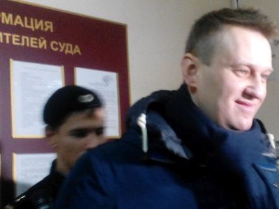 Навальный в сопровождении судебного пристава. Фото: Лиза Охайзина, Каспаров.Ru
