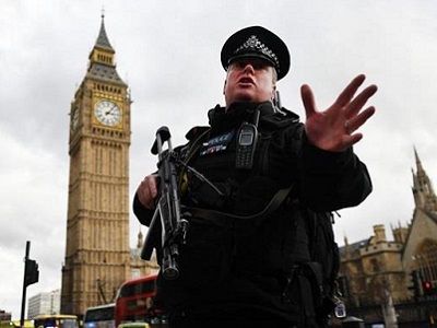 Лондон, полисмен на месте теракта у Вестминстера, 22.3.17. Фото: EPA/UPG