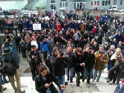 Владивосток, народ у отделения полиции после задержаний на акции "Димон ответит", 26.3.16. Источник - https://mobile.twitter.com/kosaretskii