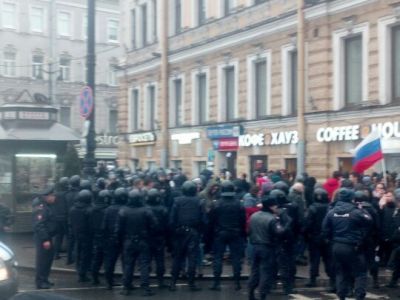 Задержания на антикоррупционном митинге в Петербурге. Фото: paperpaper.ru