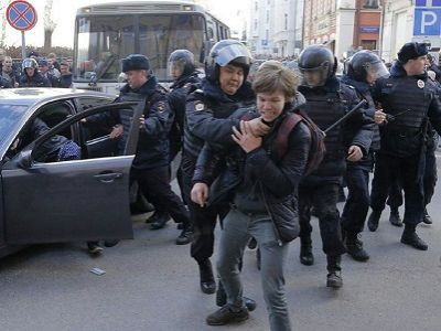 ОМОНовец хватает за горло подростка во время задержания, Москва, 26.3.17. Источник - republic.ru