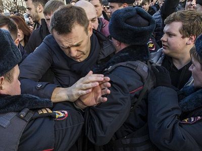 Задержание Алексея Навального на акции 26.3.17 в Москве. Фото: meduza.io