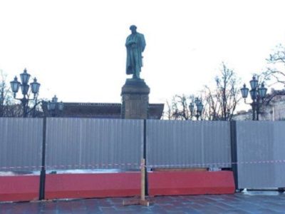 "Арестованный" памятник Пушкину. Публикуется в www.facebook.com/profile.php?id=100010560969309
