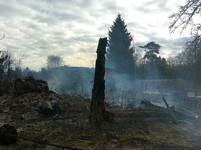 Сгоревшие дома в деревне Лопец, 5.4.17. Источник - 47news.ru