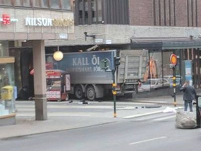 В Стокгольме грузовик врезался в прохожих. Фото: twitter.com/ptr_yeung