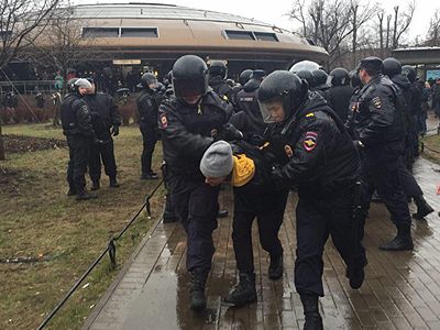 Задержания на акции "Надоел" в Петербурге. Фото: twitter.com/openrussia_org