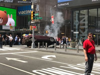 Машина врезалась в толпу в Нью-Йорке. Фото: twitter.com/gb